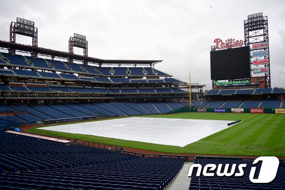 30일(한국시간) 미국 펜실베니아주의 시티즌스뱅크파크에 비가 내려 필라델피아-애틀랜타의 경기가 취소됐다. ⓒ AFP=News1