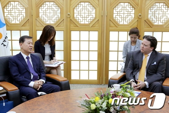 이성호 국가인권위원장(왼쪽)이 30일 오후 3시 인권위 접견실에서 마크 내퍼 주한 미국대사 대리와 한국 사회의 인권현안과 북한인권 개선을 위한 협력방안에 대해 논의하고 있다. 2017.8.31 (인권위 제공) ⓒ News1