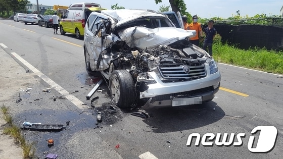 5일 오전 11시50분께 전북 익산시 금강동의 한 도로에서 A씨(28)가 몰던 모하비 SUV 차량이 주차된 1톤 트럭을 들이받았다.(익산소방서 제공)2017.8.5/뉴스1ⓒ News1 박슬용 기자