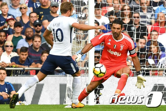 토트넘 공격수 해리 케인이 6일(한국시간) 런던 웸블리 스타디움에서 열린 유벤투스(이탈리아)와의 친선전에서 슈팅을 날리고 있다. ⓒ AFP=News1