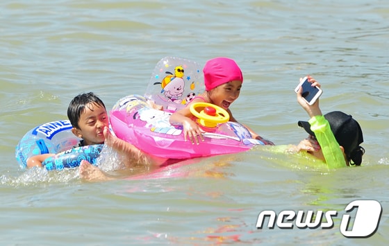 전국 대부분 지역에 폭염이 이어진 6일 오후 전북 부안군 격포해수욕장을 찾은 아이들이 해수욕을 즐기고 있다.2017.8.6/뉴스1 ⓒ News1 문요한 기자