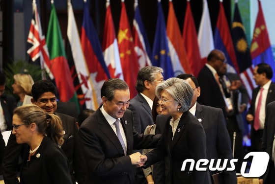강경화 외교부 장관(오른쪽)과 왕이 중국 외교부장. 2017.8.7/뉴스1 ⓒ News1 오대일 기자