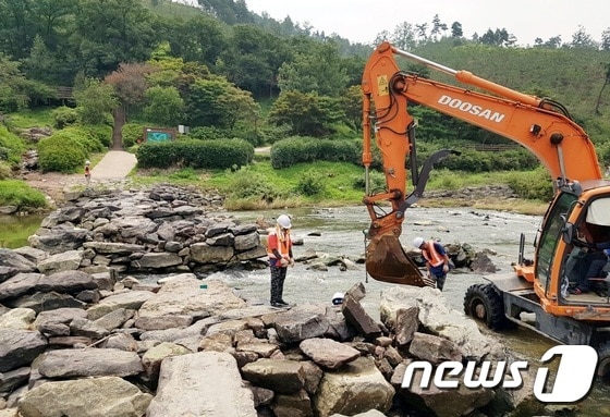 진천군이 8일 집중호우로 상판과 교각이 유실된 농다리 응급복구 작업을 하고 있다.(진천군청 제공)ⓒ News1