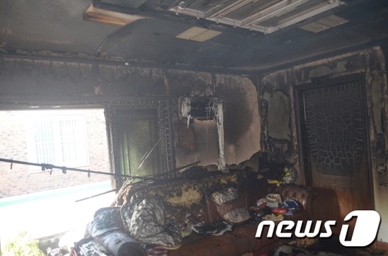 8일 오전 7시10분쯤 경남 창원시 의창구 명서동의 한 주택 2층 에서 불이 나 내부 가재도구가 탔다(창원소방제공)2017.8.8/뉴스1ⓒ News1