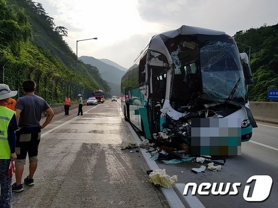 8일 오후 5시3분쯤 충북 단양군 대강면 중앙고속도로 하행선 단양 나들목 인근에서 고속버스가 차선 도색 작업을 하던 화물차를 들이받아 14명이 다쳤다.(단양소방서 제공)ⓒ News1