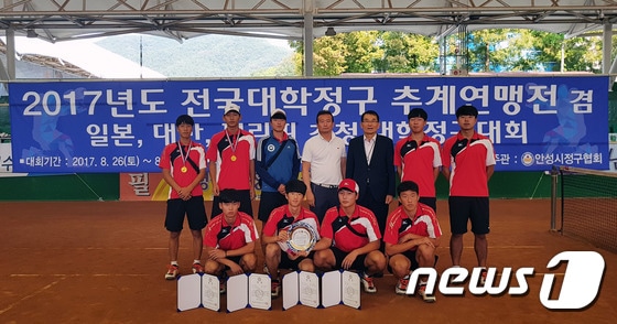 대회를 마친 정구부 선수들이 단체사진 촬영을 하고 있다.ⓒ News1