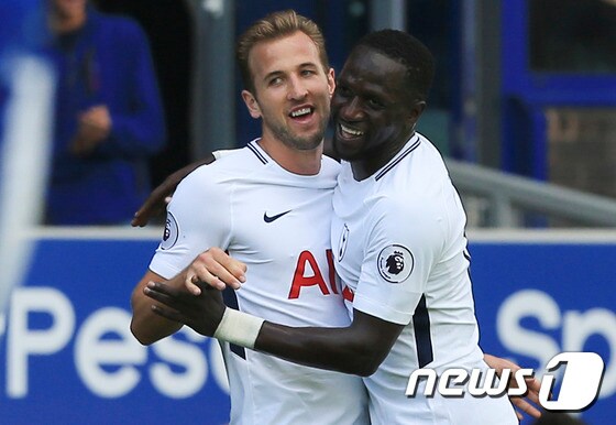 토트넘의 공격수 해리 케인(왼쪽)이 9일(한국시간) 영국 리버풀의 구디슨 파크에서 열린 에버턴과의 2017-18 잉글랜드 프리미어리그 4라운드에서 득점 후 동료 무사 시소코의 축하를 받고 있다. ⓒ AFP=News1