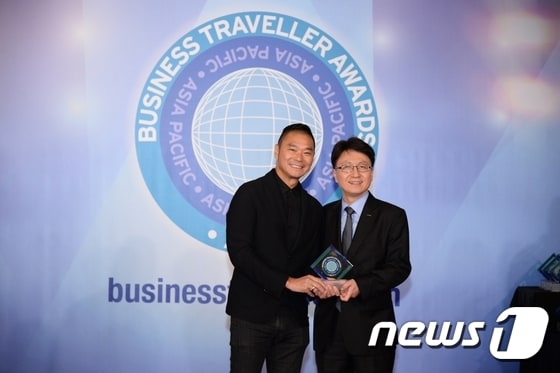 롯데호텔서울 박재홍 총지배인(오른쪽)이 지난 8일 홍콩 콘래드 호텔에서 열린 비즈니스 트래블러 어워드 시상식에 참석해 수상하고 있다.ⓒ News1