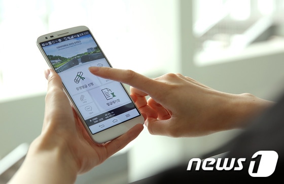 이화여대 모바일 앱에서 증명서 발급을 신청하는 모습(이화여대 제공)ⓒ News1