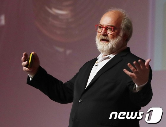 미래학자 토마스 프레이(Thomas Frey)가 13일 오전 대전 유성구 대전컨벤션센터(DCC)에서 열린 '2017 아시아 태평양 도시정상회의'(Asia Pacific Cities Summit) 마지막 날에 ‘미래를 해방시키다: 다가오는 붕괴와 기회의 물결에 대비하기’라는 제목으로 기조연설을 하고 있다.ⓒ News1