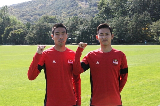 군복무를 마치고 FC서울로 복귀한 이웅희(오른쪽)와 박희성. (FC서울 제공) ⓒ News1