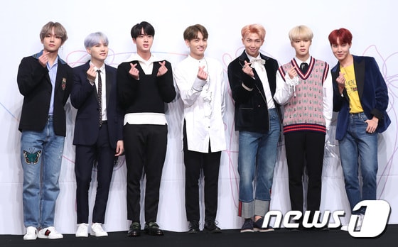 그룹 방탄소년단이 18일 오후 서울 중구 소공동 롯데호텔에서 열린 ‘LOVE YOURSELF 承 ‘Her'’ 발매기념 기자간담회에 참석해 포즈를 취하고 있다. 왼쪽부터 뷔, 슈가, 진, 정국, 랩몬스터, 지민, 제이홉. 2017.8.18./뉴스1 ⓒ News1 권현진 기자