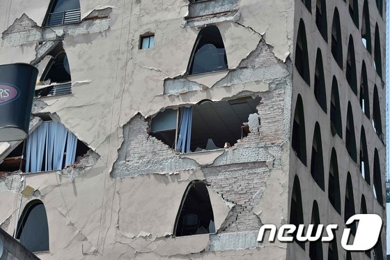 멕시코시티에서 발생한 지진으로 파손된 건물 모습.ⓒ AFP=뉴스1
