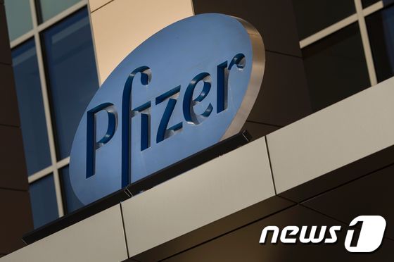 a sign for Pfizer pharmaceutical company ⓒ AFP=뉴스1