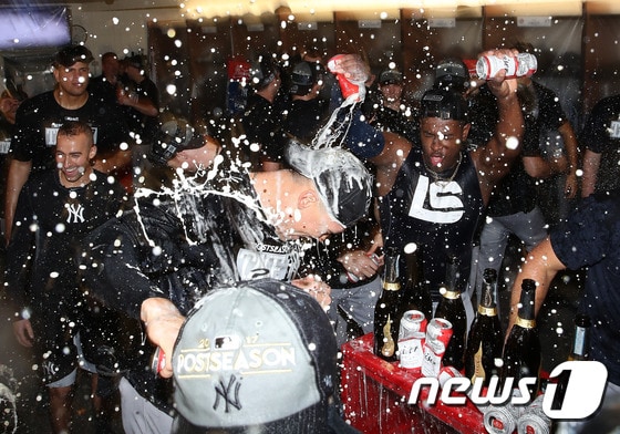 뉴욕 양키스 선수들이 24일(한국시간) 토론토 블루제이스를 꺾고 2017 메이저리그 포스트시즌 진출을 확정한 뒤 기뻐하고 있다. ⓒ AFP=News1