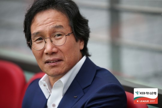 최순호 포항 스틸러스 감독이 24일 서울월드컵경기장에서 열린 FC서울과의 KEB하나은행 K리그 클래식 2017 31라운드를 지켜보고 있다. (한국프로축구연맹 제공) ⓒ News1