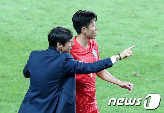 신태용 축구대표팀 감독(왼쪽)과 손흥민. ⓒ News1