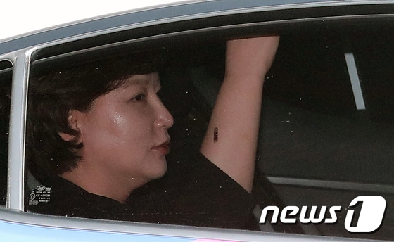 故 김광석 아내 서해순씨가 지난 25일 오후 서울 마포구 JTBC 사옥에서 인터뷰를 마치고 차량을 타고 이동하고 있다. 서해순 씨는 뉴스룸에 출연해 김광석 죽음에 대한 의혹과 딸 서연씨의 사망 원인 등 논란에 대해 해명했다. 2017.9.25/뉴스1 ⓒ News1 이재명 기자