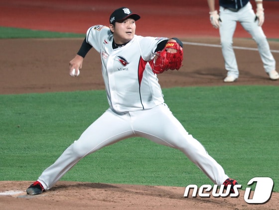 류희운이 27일 수원 kt위즈파크에서 열린 두산과의 경기에서 선발로 나와 투구를 하고 있다. 2017.9.27/뉴스1 ⓒ News1 오장환 기자
