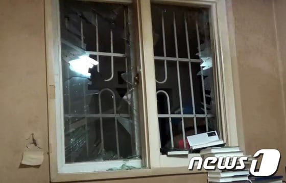 27일 오후 라이터 충전용 가스 폭발로 깨진 아파트 창문(성동소방서 제공)ⓒ News1