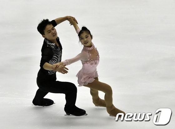 북한 피겨 페어스케이팅의 렴대옥-김주식 조. ⓒ AFP=News1