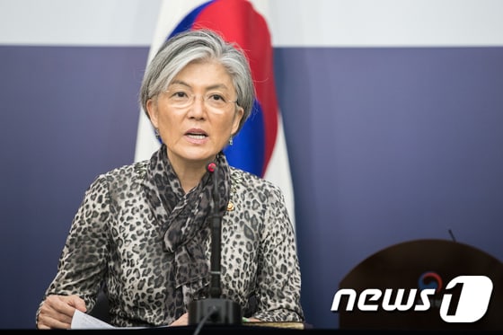 강경화 외교부 장관이 29일 오전 서울 외교부 브리핑룸에서 외교부 혁신 로드맵 발표를 하고 있다. 이번 발표에서 강 장관은 국민중심 외교부, 국익중심 외교부, 능력중심 외교부가 되겠다고 밝혔다. 2017.9.29/뉴스1 ⓒ News1 성동훈 기자