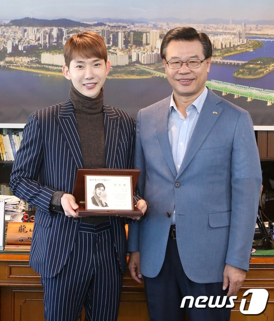 29일 서울 용산구청에서 성장현 구청장이 가수 조권에게 홍보대사 위촉장을 전달하고 있다. 조권은 용산구 관련 행사나 홍보물 제작에 참여하는 등 다양한 방식으로 구를 알리는 역할을 하게 된다. (용산구청 제공) 2017.9.29/뉴스1