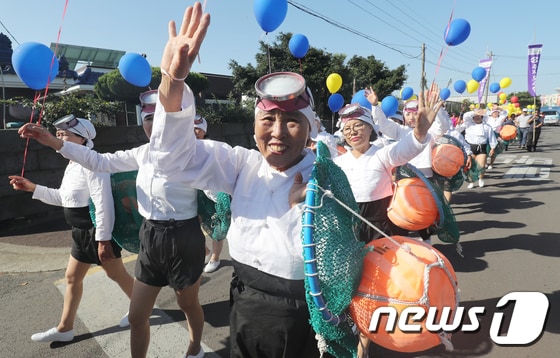30일 제주시 구좌읍 해녀박물관 일원에서 열린 제10회 제주해녀축제에서 해녀들이 퍼레이드를 선보이고 있다.2017.9.30/뉴스1 ⓒ News1 이석형 기자