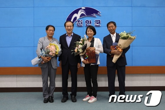 5일 진안군 청원조회에서 그린빌리지 조성사업 우수마을에 대한 시상이 진행되고 있다.(진안군제공)2017.9.5/뉴스1ⓒ News1