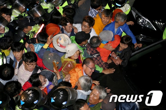6일 오후 경북 성주군 소성리에서 사드배치반대 집회 강제해산에 들어간 경찰이 방패를 앞세워 주민들과 몸 싸움을 벌이고 있다. 2017.9.6/뉴스1 ⓒ News1 정우용 기자