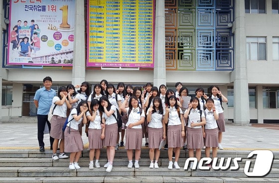 구미전자공고 여학생들이 7일 한국폴리텍Ⅶ대학 창원캠퍼스에 방문한 기념으로 사진을 찍고 있다.(한국폴리텍Ⅶ대학 창원캠퍼스 제공)2017.9.7./뉴스1ⓒ News1