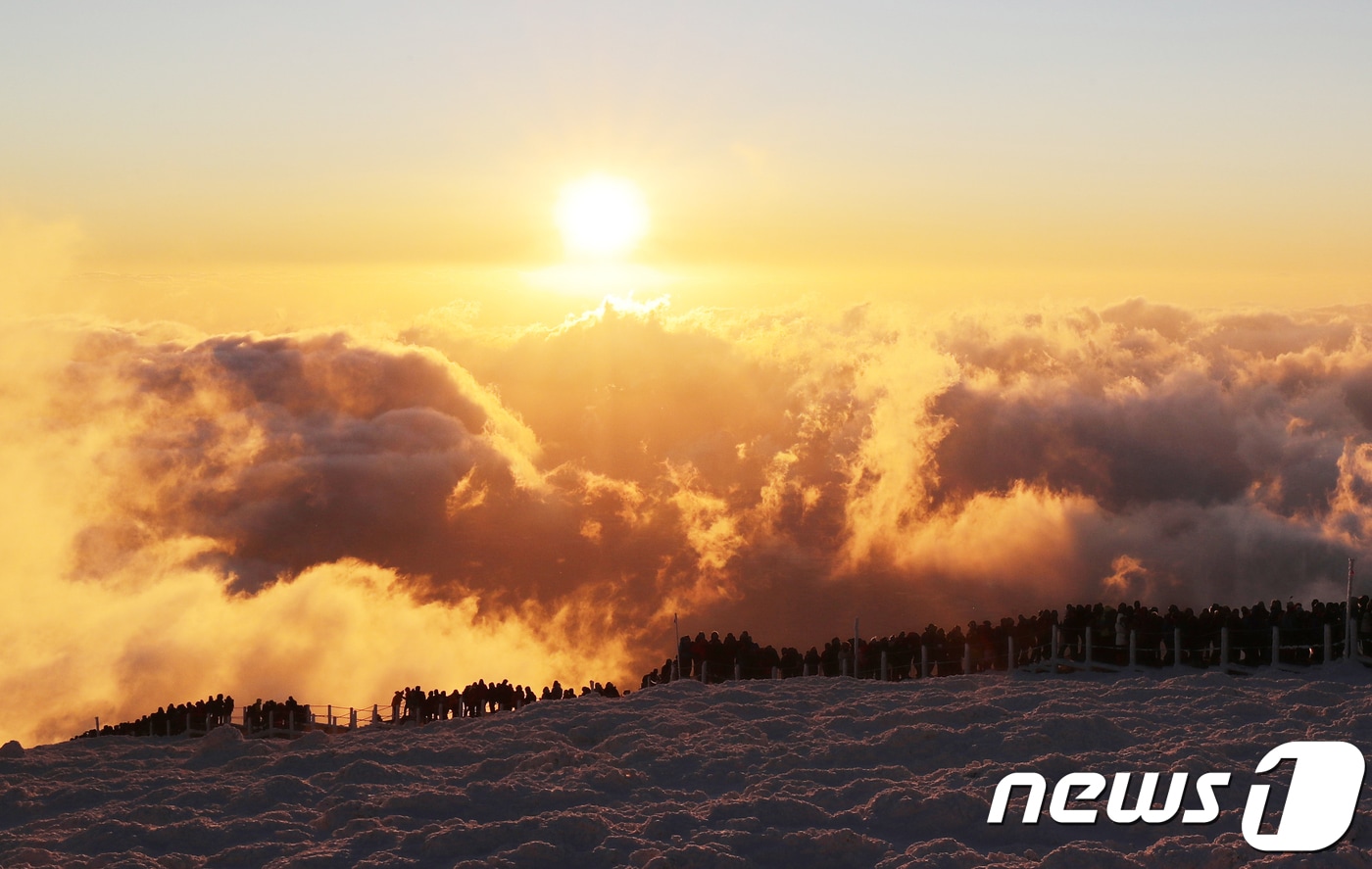 제주 한라산 백록담에 해가 떠오르고 있다(뉴스1DB) ⓒ News1