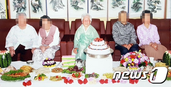 지난 2015년 5월 22일 제주 서귀포시 예래동 하예1마을 복지회관에서 '예래동 장수어르신 합동생신잔치'가 열리고 있는 모습. 가운데가 제주 최고령 오윤아 할머니다ⓒ News1