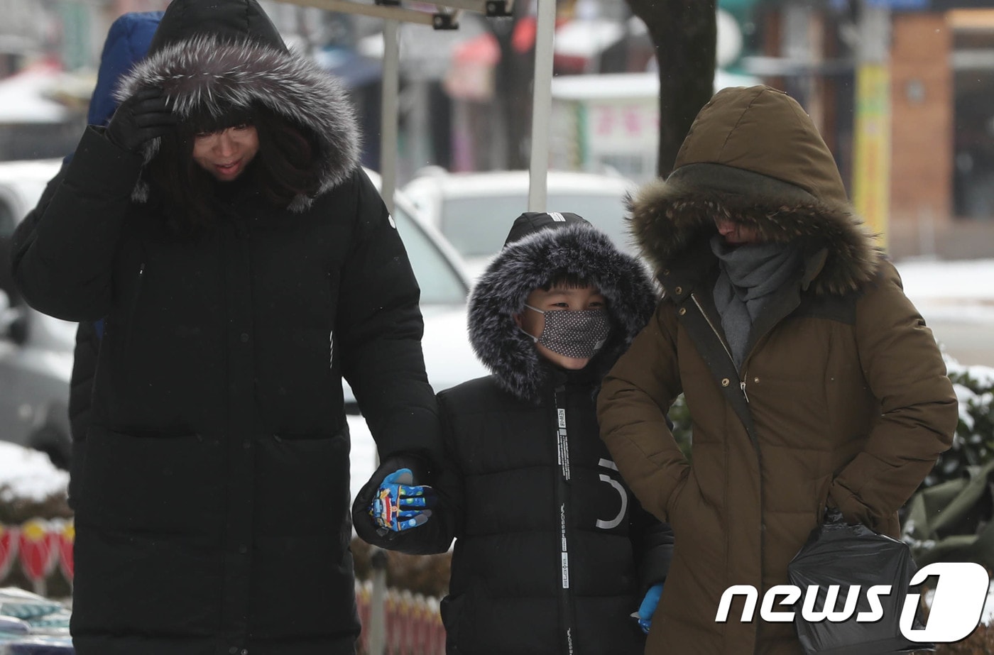 대전 서구 한 거리에서 시민들이 두꺼운 패딩점퍼에 모자를 눌러쓴 채 걷고 있다. /뉴스1 ⓒ News1