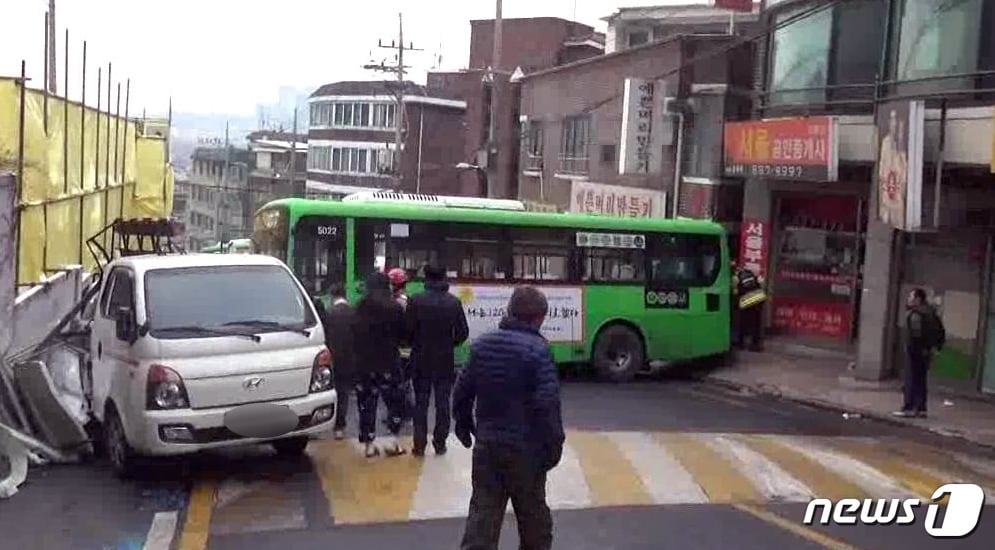 13일 오후 관악구 봉천동의 버스 교통사고 현장ⓒ News1