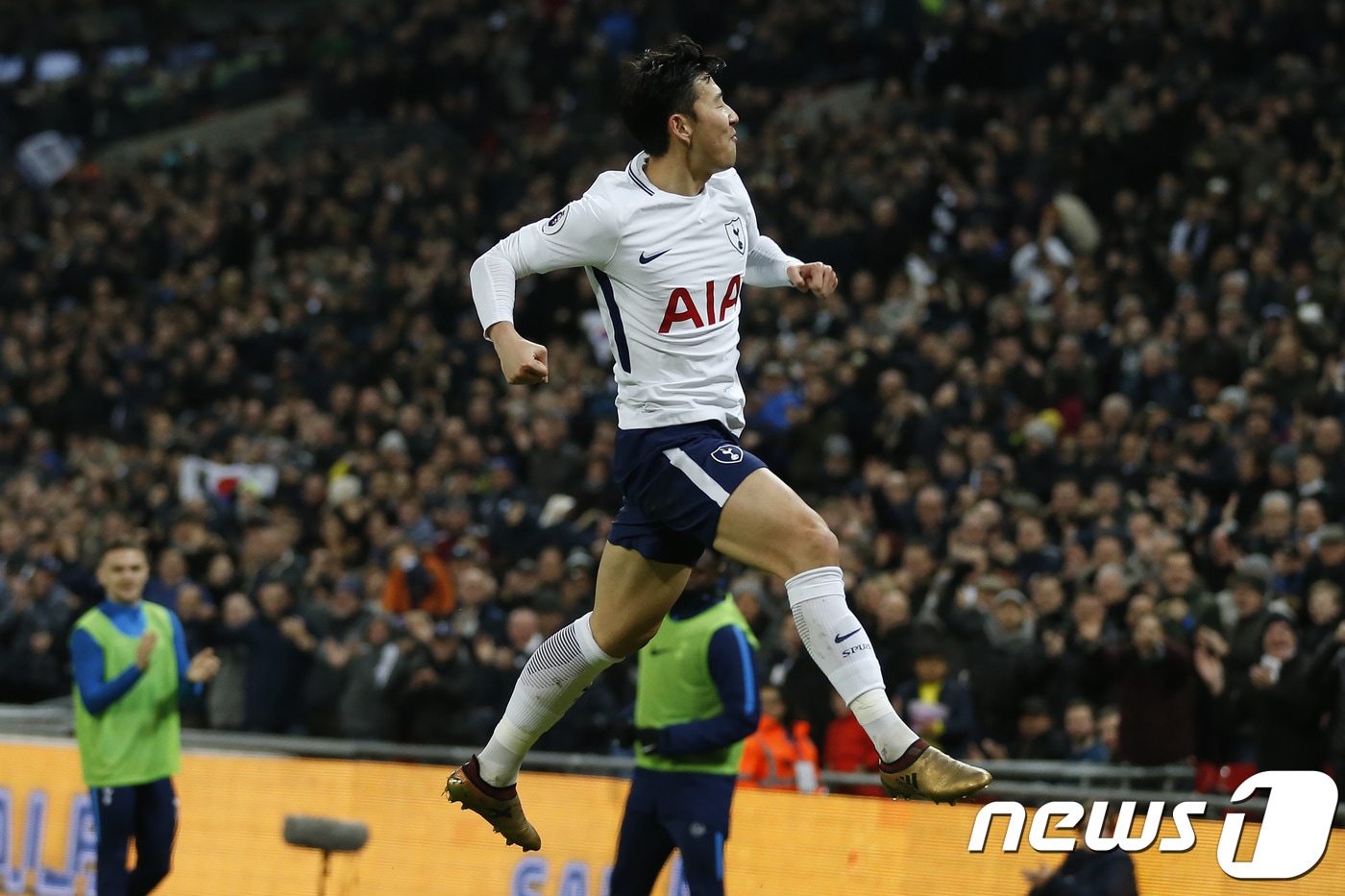 손흥민이 14일(한국시간) 영국 런던의 웸블리 스타디움에서 열린 에버턴과의 2017-18 잉글랜드 프리미어리그 23라운드에서 득점 후 세리머니를 하고 있다. ⓒ AFP=News1