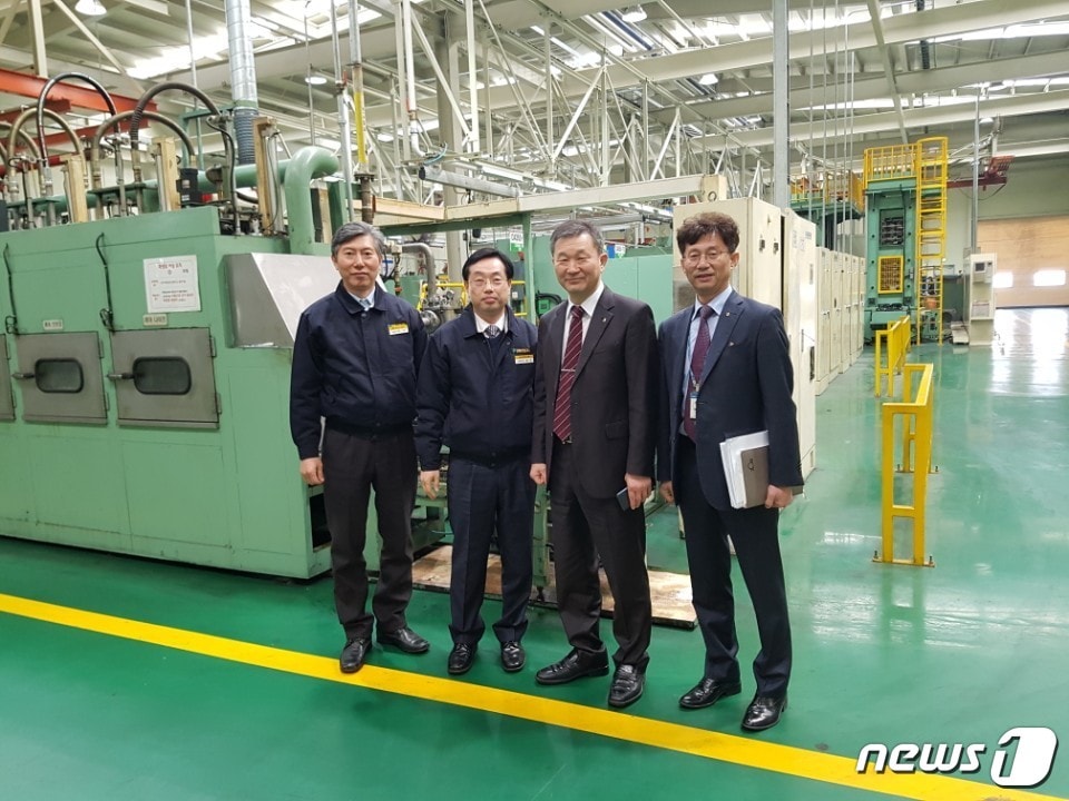 15일 김장근 본부장과 오석원 익산시지부장이 익산지역 거래기업을 방문해 애로사항을 청취한 후 기념촬영을 하고 있다.(전북농협제공)2018.01.15/뉴스1ⓒ News1