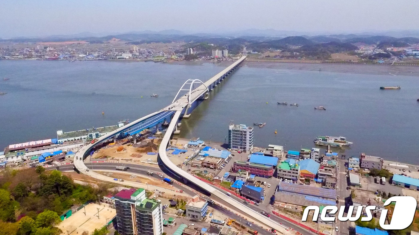 군산∼충남 장항을 연결하는 동백대교.ⓒ News1