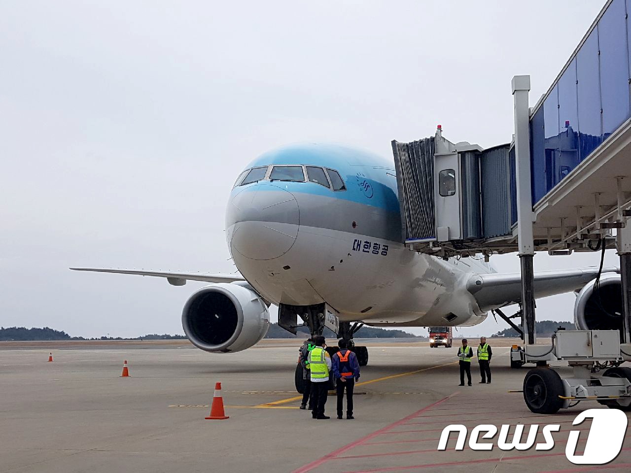 16일 오후 양양국제공항에서 열린 평창올림픽 선수단과 관람객 수송을 위한 사전점검에서 김포공항에서 출발한 E급 대형항공기(B777-200)가 계류해 있다. 대형항공기가 양양국제공항에 취항한 것은 개항 이후 처음으로 이번 사전점검은 2018평창 동계올림픽 성공개최를 위한 시설개선을 완료하고 올림픽 기간 선수단과 관람객 수송을 위해 이뤄졌다.(한국공항공사 제공)2018.1.16/뉴스1 ⓒ News1 최석환 기자