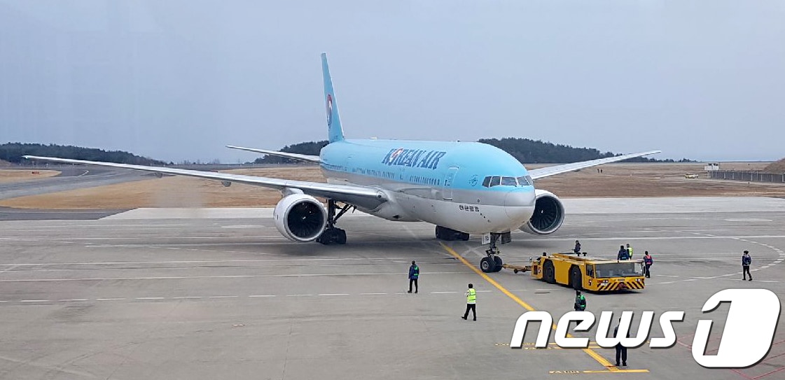16일 오후 양양국제공항에서 열린 평창올림픽 선수단과 관람객 수송을 위한 사전점검에서 김포공항에서 출발한 E급 대형항공기(B777-200)가 계류해 있다. (한국공항공사 제공)2018.1.16/뉴스1 ⓒ News1 최석환 기자