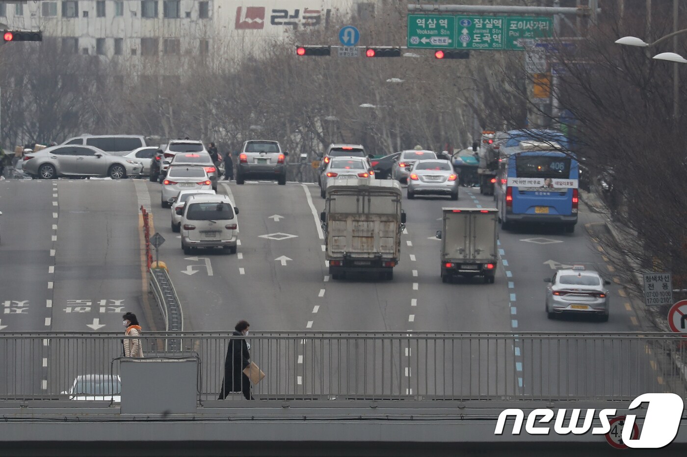 전국 대부분 지역 미세먼지 농도가 '나쁨' 수준을 보인 18일 오후 서울 서초구 남부순환로 일대가 회색빛을 띠며 뿌옇게 흐려 있다. 기상청은 이날 "현재 중국 중부지방에 영향을 주고 있는 황사가 남동진해 18일 새벽부터 낮 사이 서해안을 중심으로 미세먼지농도가 높게 나타날 가능성이 있다"고 예보했다.2018.1.18/뉴스1 ⓒ News1 민경석 기자