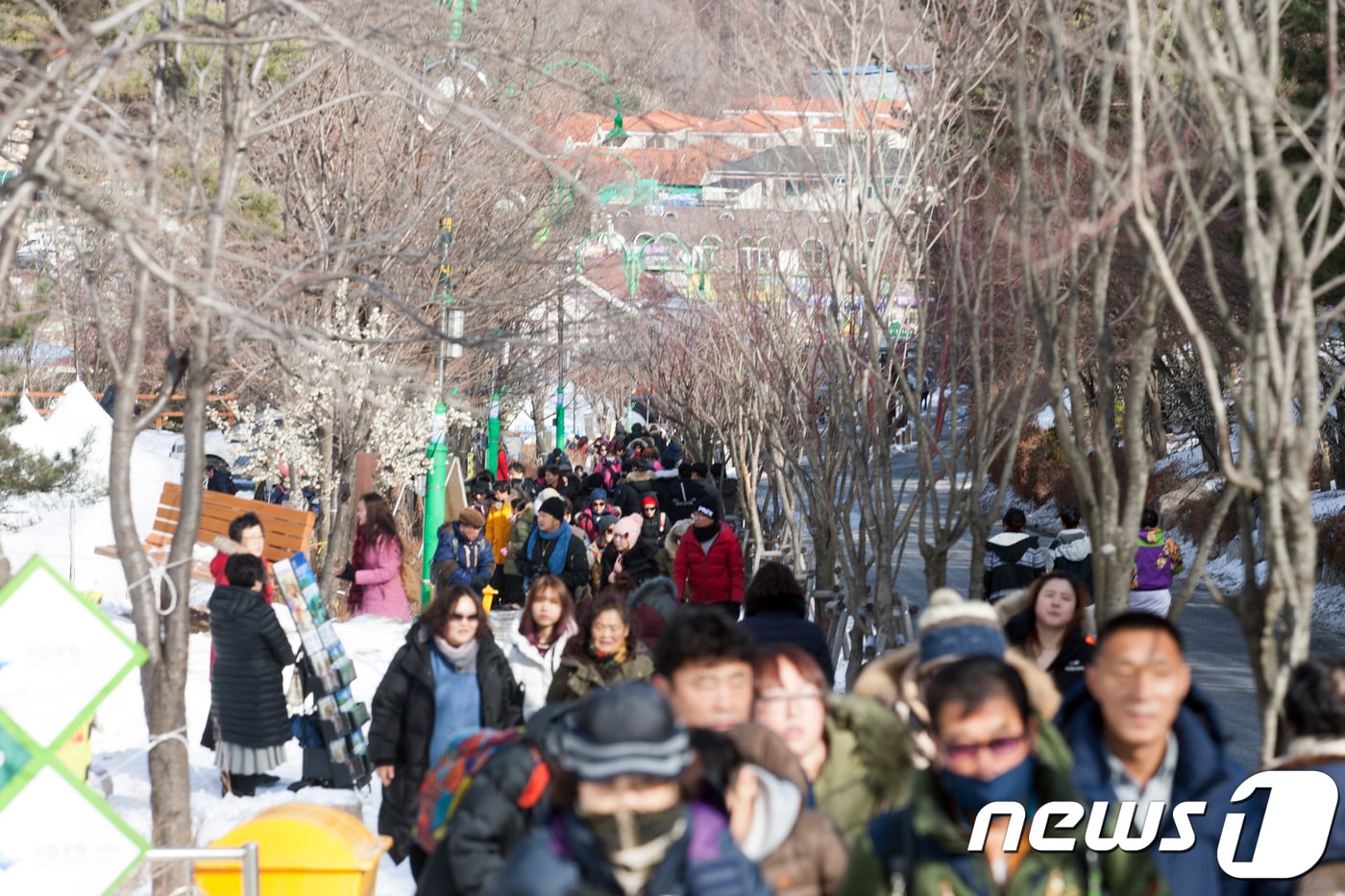 19일 강원 태백산국립공원 당골 광장 일원에서 열린 제25회 태백산눈축제를 찾은 관광객들이 붐비고 있다. 제25회 태백산눈축제는 19일부터 2월11일까지 총 24일간 태백산국립공원과 황지연못(문화광장), 365세이프타운 등 시내일원에서 펼쳐진다. 2018.1.19/뉴스1 ⓒ News1 박하림 기자