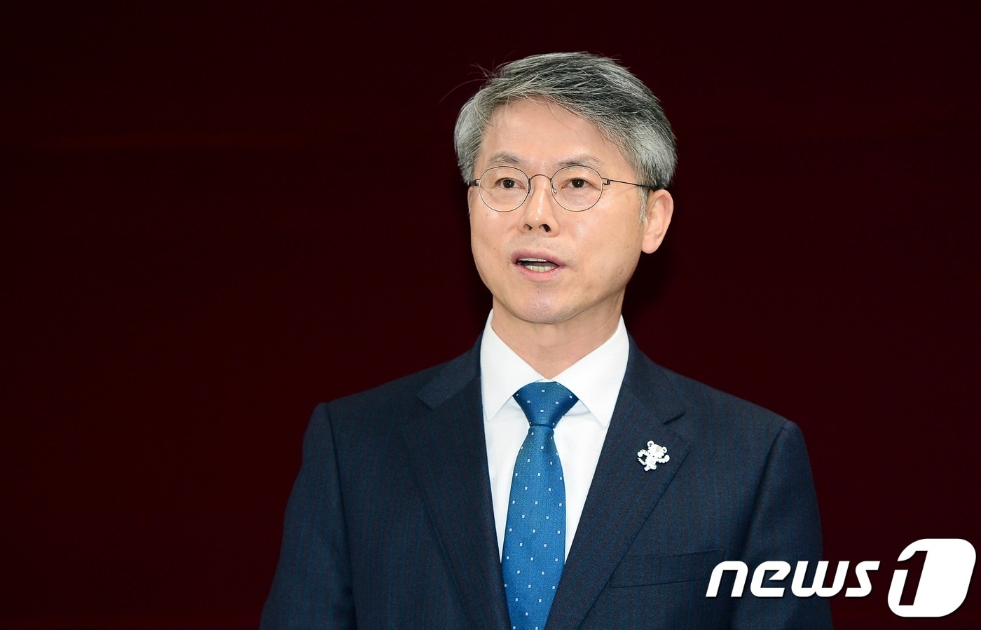 6.13지방선거 광주시장 출마를 선언한 민형배 광주 광산구청장이 23일 광주시의회 브리핑룸에서 기자회견을 하고 이용섭 일자리위원회 부위원장의 행보를 '기회주의'로 규정, 비판하고 있다. 2018.1.23/뉴스1 ⓒ News1 박준배 기자