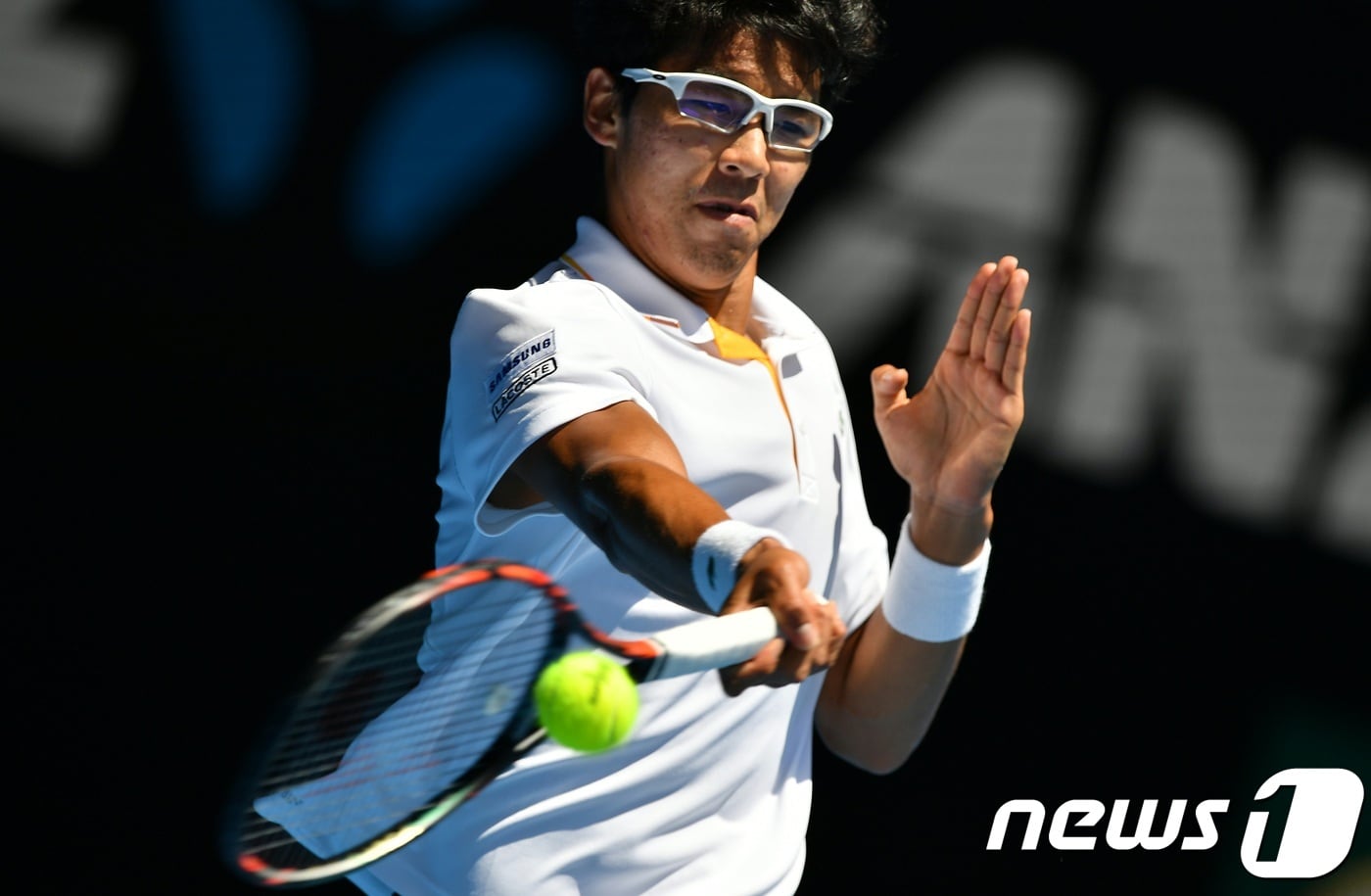 정현이 24일(한국시간) 호주에서 열린 2018 호주오픈 8강전에서 테니스 샌드그렌과 경기를 치르고 있다. ⓒ AFP=News1