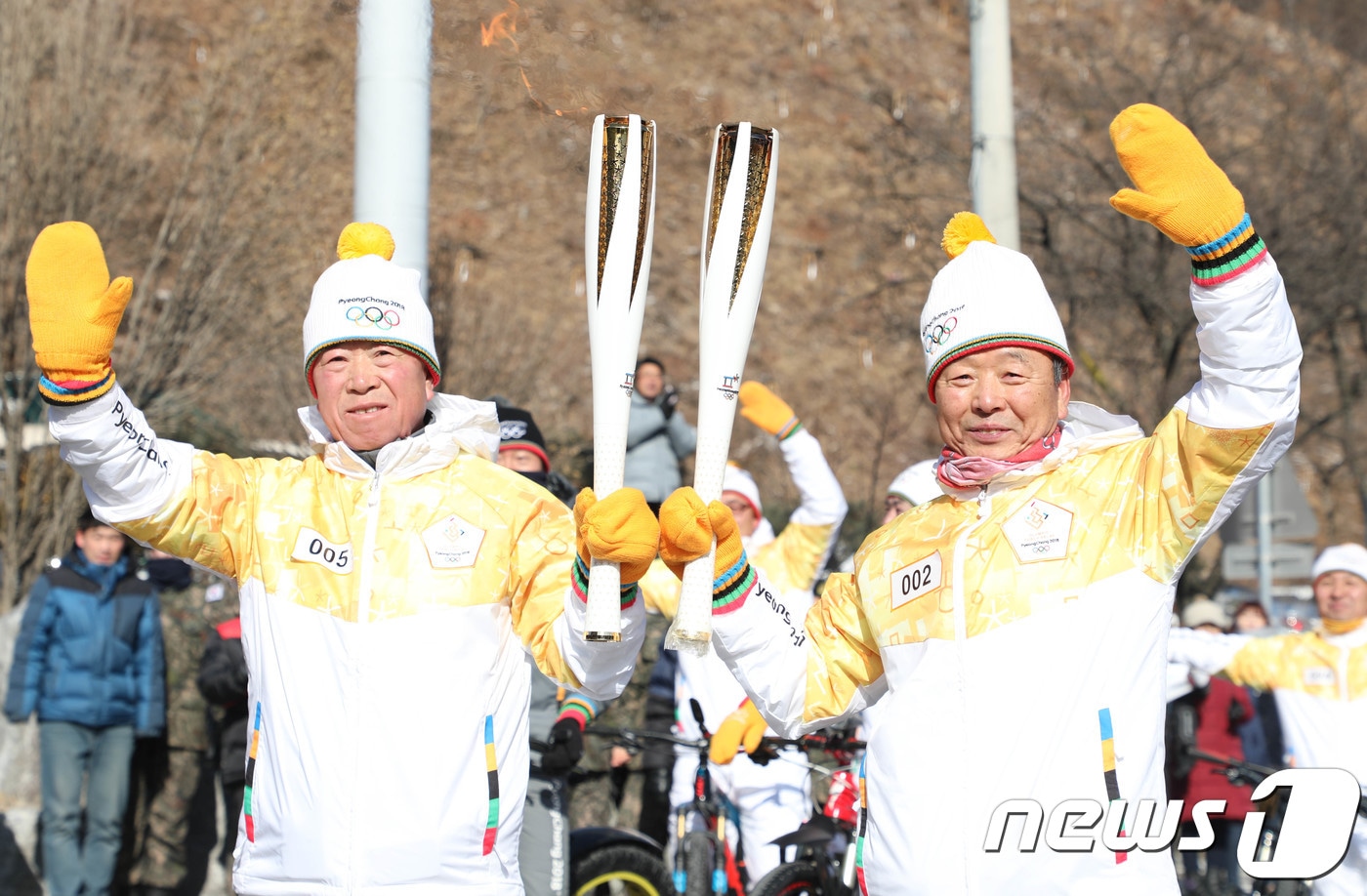 25일 강원도 인제군 서화면 서화생활체육공원에서 출발한 자전거 성화 봉송팀 조인태씨(왼쪽)와 김태호씨가 북면 원통리 북면사무소 앞에서 기념촬영하고 있다. 강원도 내 올림픽 성화봉송은 내달 9일까지 18개 시·군 지역에서 구간별로 펼쳐진다. 2018.1.25/뉴스1 ⓒ News1 고재교 기자