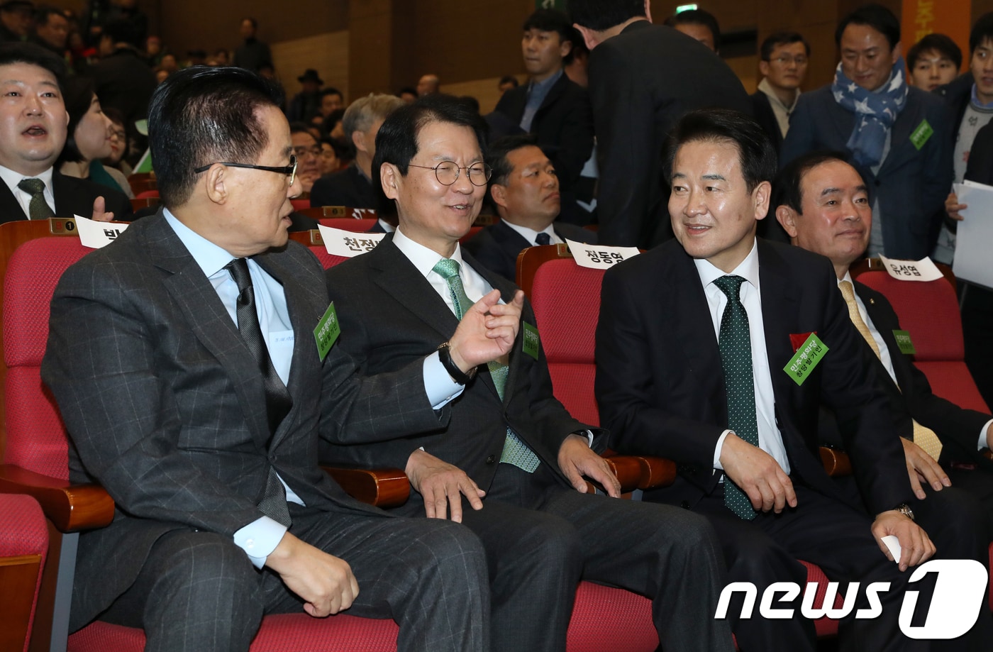 박지원(앞줄 왼쪽부터), 천정배, 정동영 국민의당 의원이 2018년 1월 28일 오후 서울 여의도 국회의원회관에서 열린 민주평화당 창당추진위원회 창당발기인대회에서 대화하고 있다. 2018.1.28/뉴스1 ⓒ News1 DB