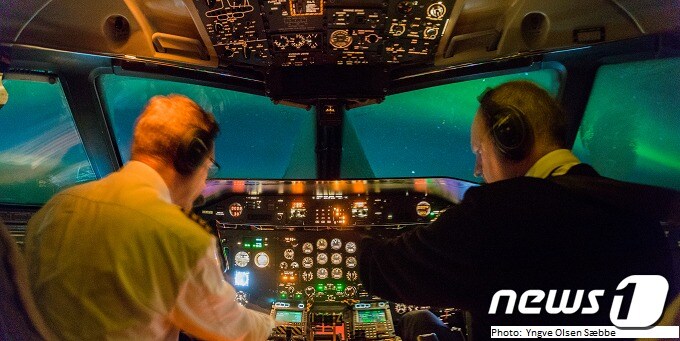 비행기 안에서 감상하는 노던 라이트.yngve olsen saebbe 제공