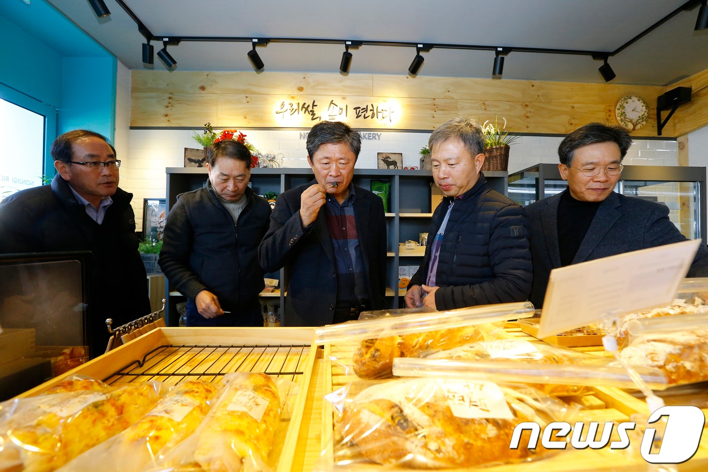 올 1월 라승용 농촌진흥청장이 경기 평택시 미듬영농조합법인을 방문해 우리쌀로 만든 가공식품에 대한 설명을 듣고 있다.(뉴스1 ⓒ News1 신웅수 기자