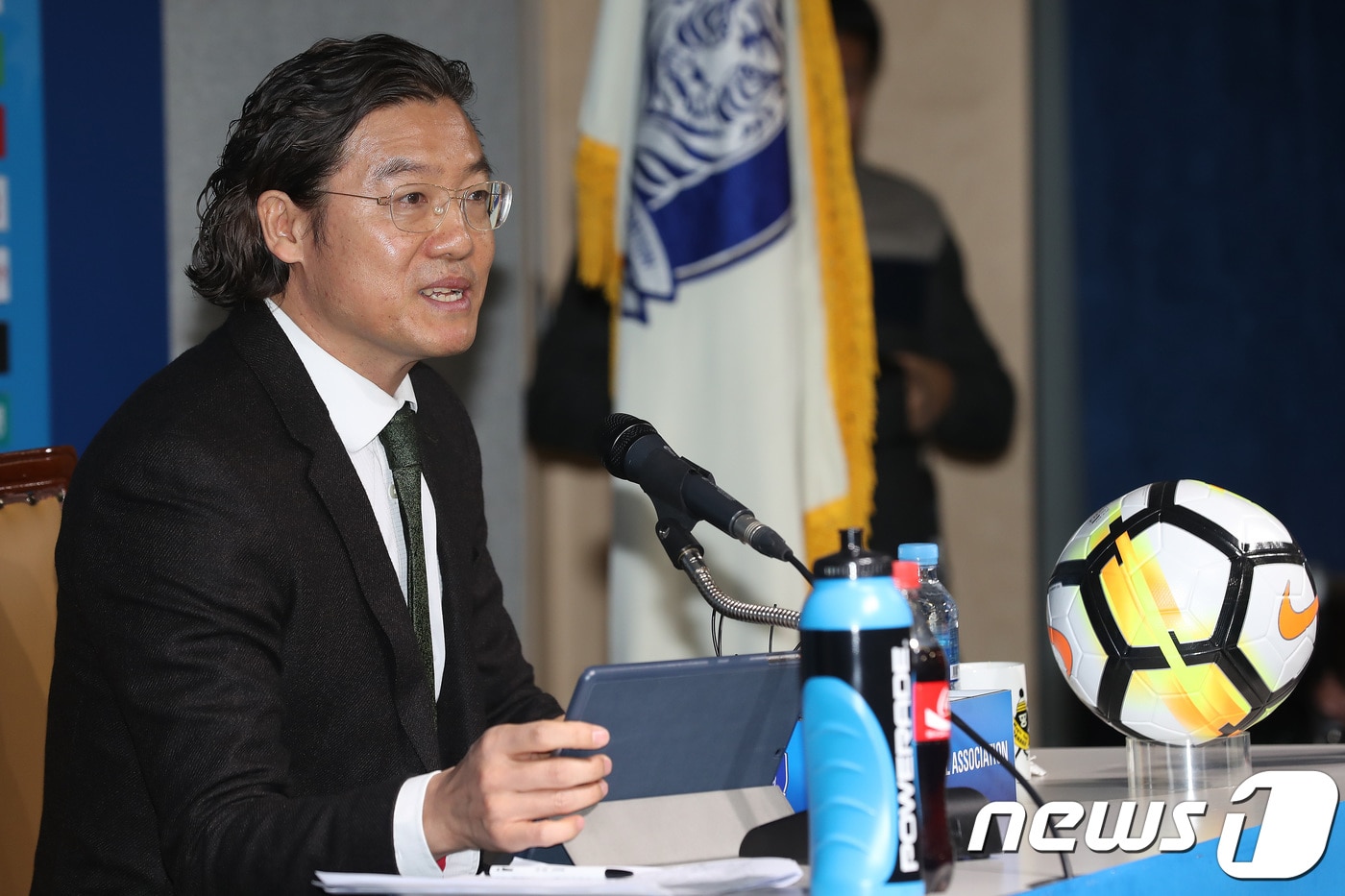 김판곤 신임 국가대표감독선임위원회 위원장겸 부회장이 8일 오전 서울 종로구 신문로 축구회관에서 취임 기자회견을 갖고 취재진의 질문에 답하고 있다. 2018.1.8/뉴스1 ⓒ News1 임세영 기자