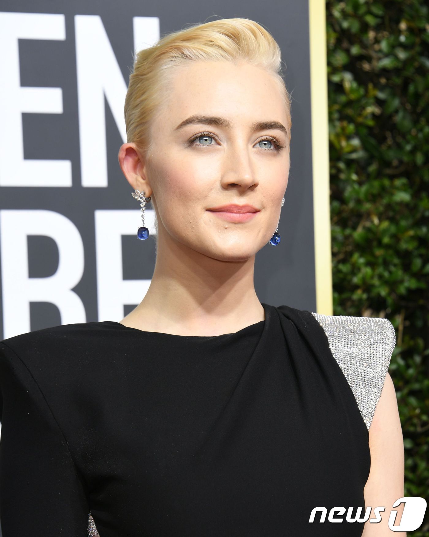 Saoirse Ronan arrives for the 75th Golden Globe Awards on January 7, 2018, in Beverly Hills, California. / AFP PHOTO / VALERIE MACON ⓒ AFP=뉴스1